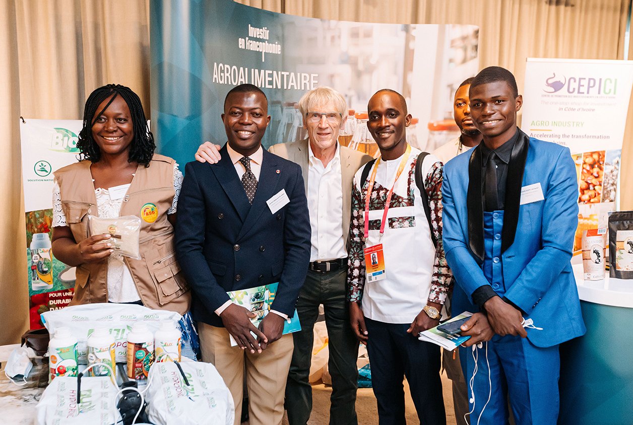 Jeunes entrepreneurs venus présenter leur marque auprès de potentiels investisseurs au Salon Investir en Francophonie, le 22 février 2022, à Dubaï. © OIF