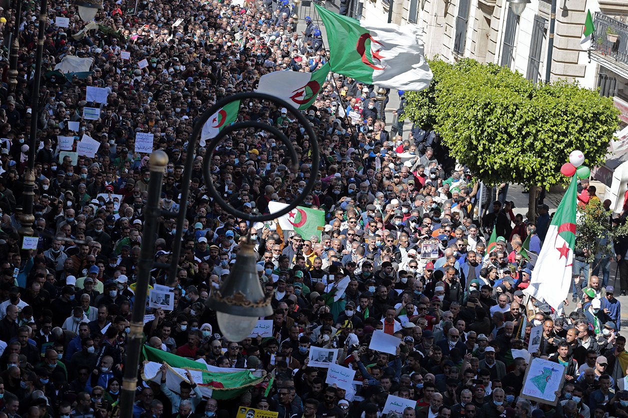 Foule compacte de manifestants du Hirak battant le pavé dans les rues d’Alger, le 12 mars 2021.