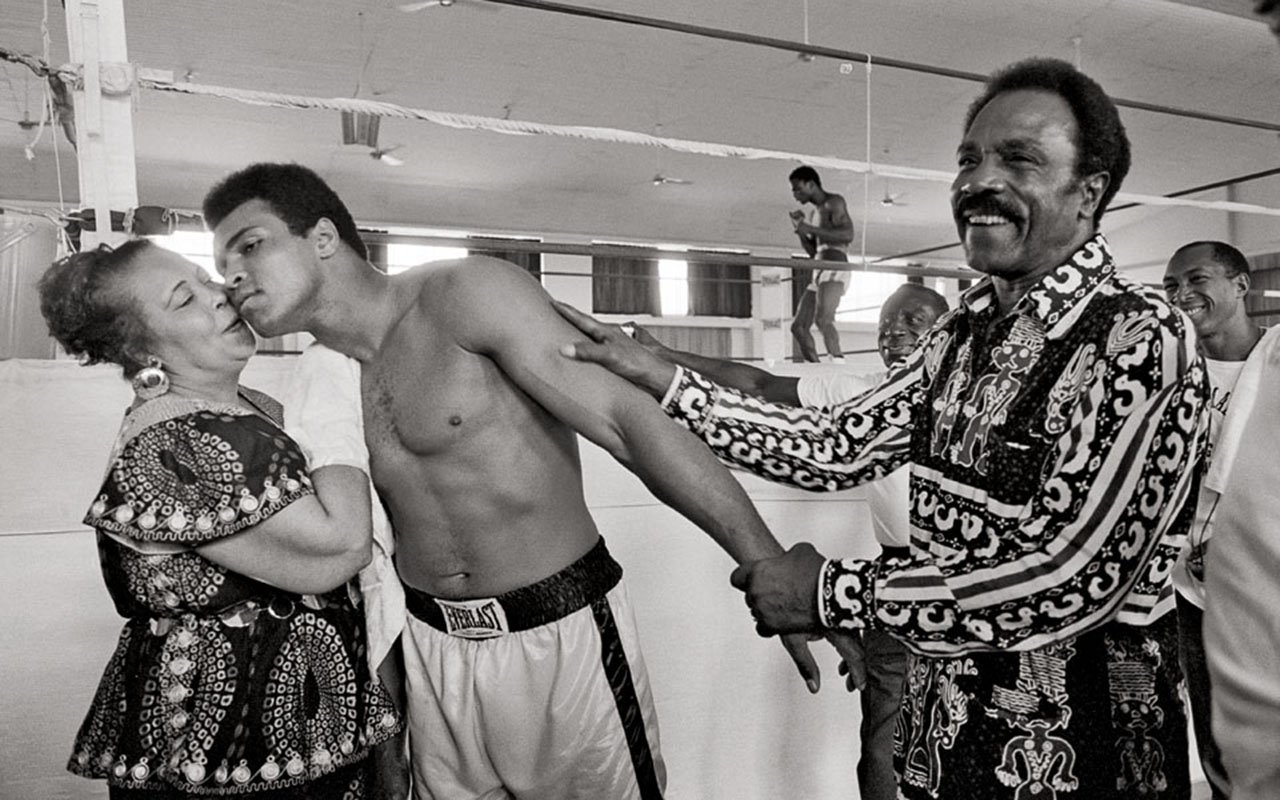 Ali interrompt l'entraînement pour voir sa mère, Odessa Clay, et son père, Cassius Marcellus Clay Sr. © Neil Leifer/Sports illustrés